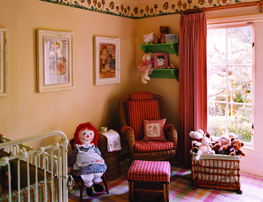 using orange in children's rooms, coral, orange and green color scheme, orange draperies
